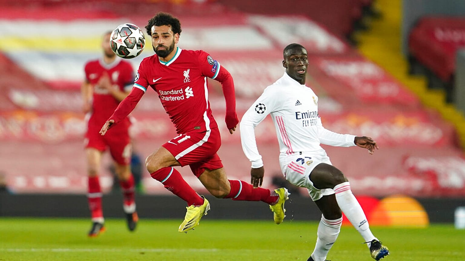 محمد صلاح يضرب الكرة في مرمى فيرلاند ميندي خلال مباراة إياب ربع نهائي دوري أبطال أوروبا بين ليفربول وريال مدريد على ملعب أنفيلد في ليفربول، إنجلترا، في 14 أبريل 2021 