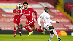 محمد صلاح يضرب الكرة في مرمى فيرلاند ميندي خلال مباراة إياب ربع نهائي دوري أبطال أوروبا بين ليفربول وريال مدريد على ملعب أنفيلد في ليفربول، إنجلترا، في 14 أبريل 2021 