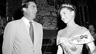 Gregory Peck viccelődik Audrey Hepburnnel a Római vakáció forgatásán 1952-ben
