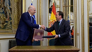 Ο Νίκος Δένδιας με τον ομόλογό του, Χοσέ Μανουέλ Αλμπάρες στη Μαδρίτη