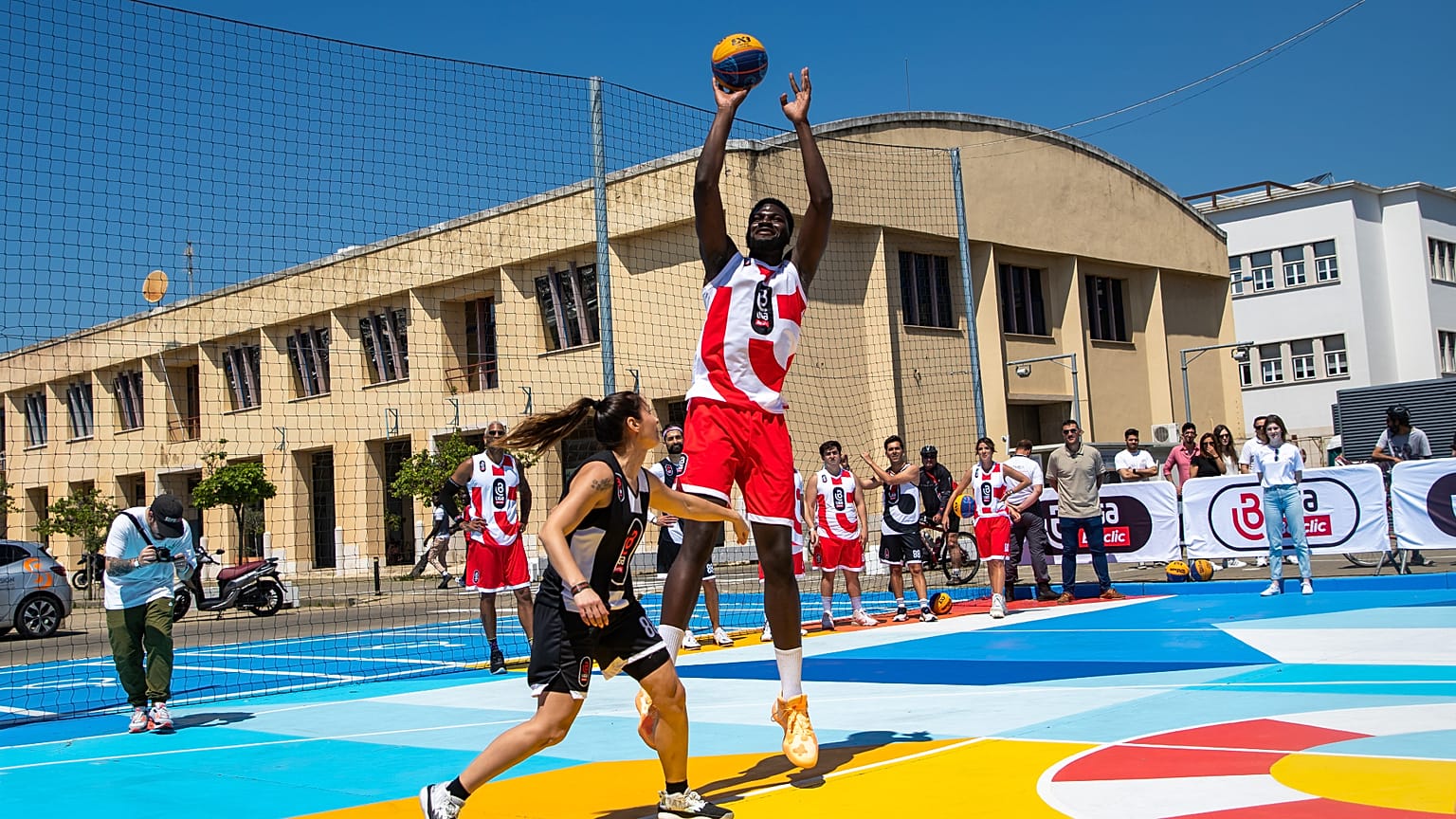 Jogador dos Sacramnento Kings diverte-se na iniciativa "Dá o Salto com Neemias"