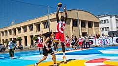 Jogador dos Sacramnento Kings diverte-se na iniciativa "Dá o Salto com Neemias"