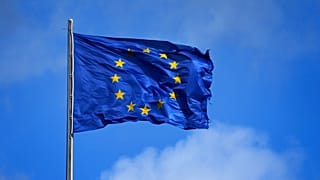 علم أوروبا أعلى مبنى الرايخستاغ  مقر البرلمان الفيدرالي الألماني، البوندستاغ، في برلين. 2022/04/08