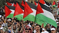 فلسطينيو الداخل يرفعون الأعلام الوطنية الفلسطينية خلال مظاهرة قبل إحياء الذكرى 74 للنكبة، بالقرب من مدينة سخنين، شمال إسرائيل، الخميس 5 مايو 2022 