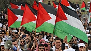فلسطينيو الداخل يرفعون الأعلام الوطنية الفلسطينية خلال مظاهرة قبل إحياء الذكرى 74 للنكبة، بالقرب من مدينة سخنين، شمال إسرائيل، الخميس 5 مايو 2022 