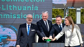 Слева направо: президент Латвии Эгилс Левитс, президент Литвы Гитанас Науседа, президент Польши Анджей Дуда и еврокомиссар по энергетике Кадри Симсон запускают GIPL