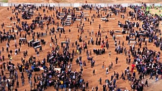 صورة من الارشيف- لقطة التقطت من الجو لمشيعين يستعدون لدفن رفات ضحايا إيزيديين في مقبرة في سنجار، العراق- 2021.