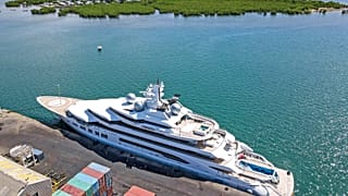 Le super-yacht Amadea qui appartiendrait à un oligarque russe est amarré aux Fidji après avoir été saisi, le 15 avril 2022. 
