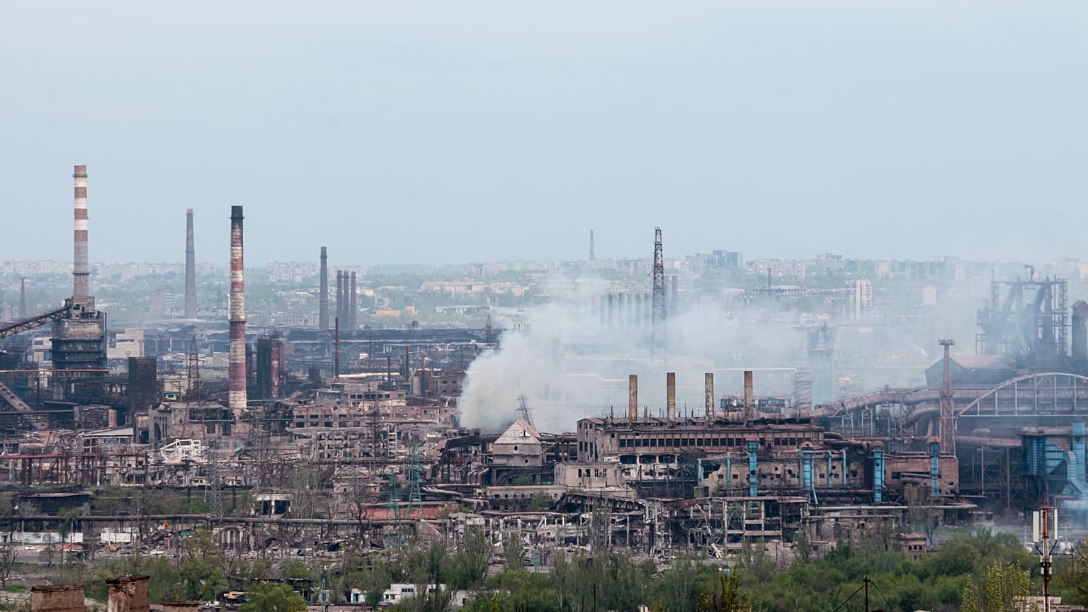 Fumée s'échappant du complexe sidérurgique Azovstal, à Marioupol, le 6 mai 2022