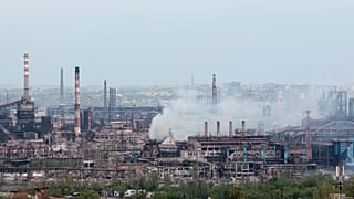 Fumée s'échappant du complexe sidérurgique Azovstal, à Marioupol, le 6 mai 2022