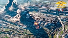 En esta foto tomada de un video publicado el miércoles 4 de mayo de 2022, se ve como el humo se eleva desde el Complejo Metalúrgico Azovstal en Mariúpol.