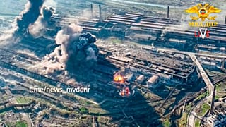 En esta foto tomada de un video publicado el miércoles 4 de mayo de 2022, se ve como el humo se eleva desde el Complejo Metalúrgico Azovstal en Mariúpol.