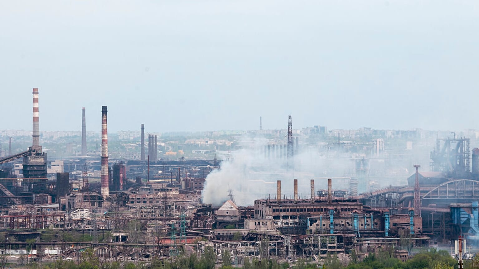 Rauch über dem Stahlwerk Azovstal in Mariupol