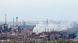 Rauch über dem Stahlwerk Azovstal in Mariupol