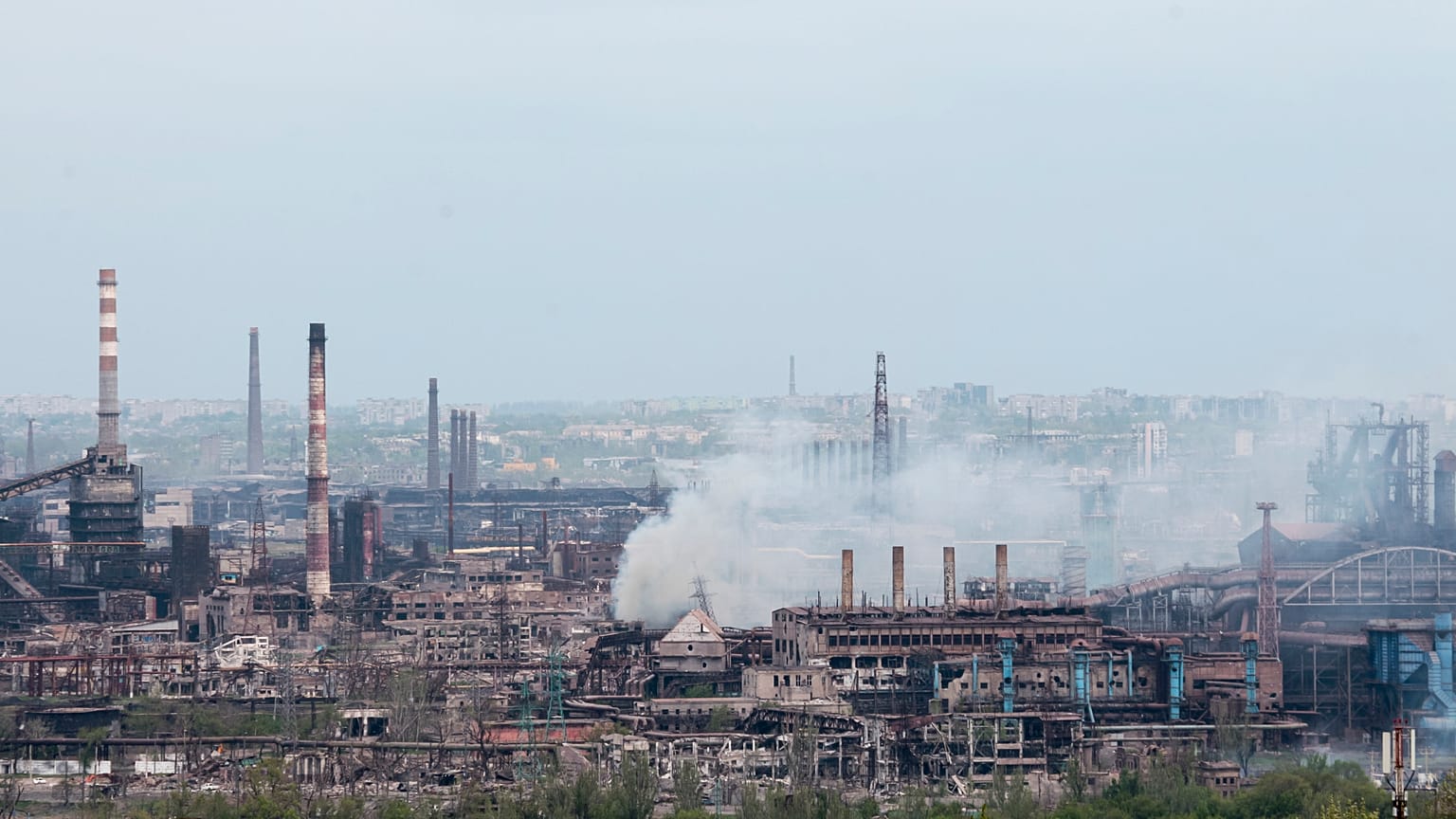 Дым над территорией комбината "Азовсталь"