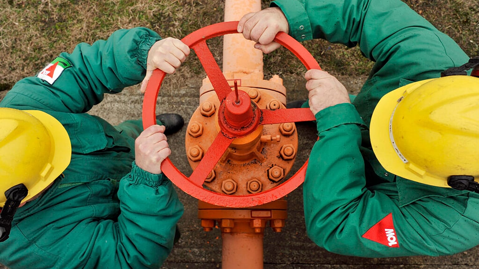 Ingenieure der ungarischen Erdgastransportgesellschaft FGSZ Ltd. drehen in einer Gasübernahmestation in Vecses einer Gaspipeline, 14.01.2009 