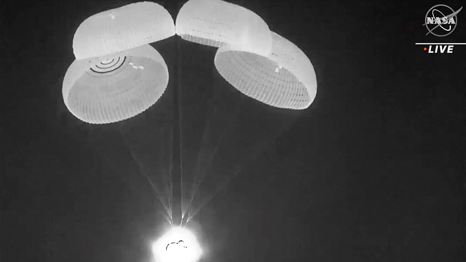 Приводнение корабля Crew Dragon Endurance в Атлантическом океане у побережья Флориды, 6 мая 2022 г.
