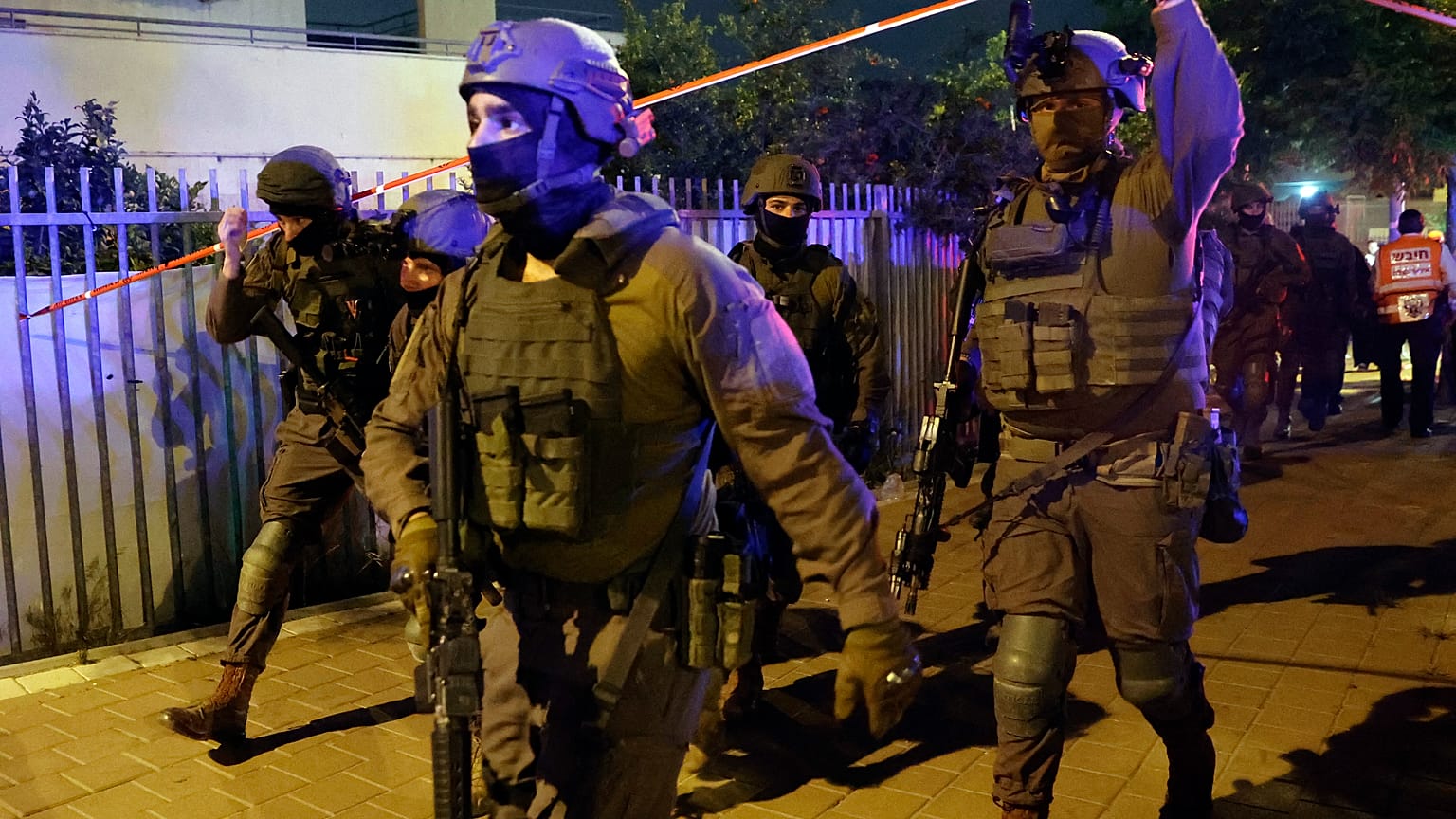القوات الإسرائيلية تصل إلى موقع الحادث 
