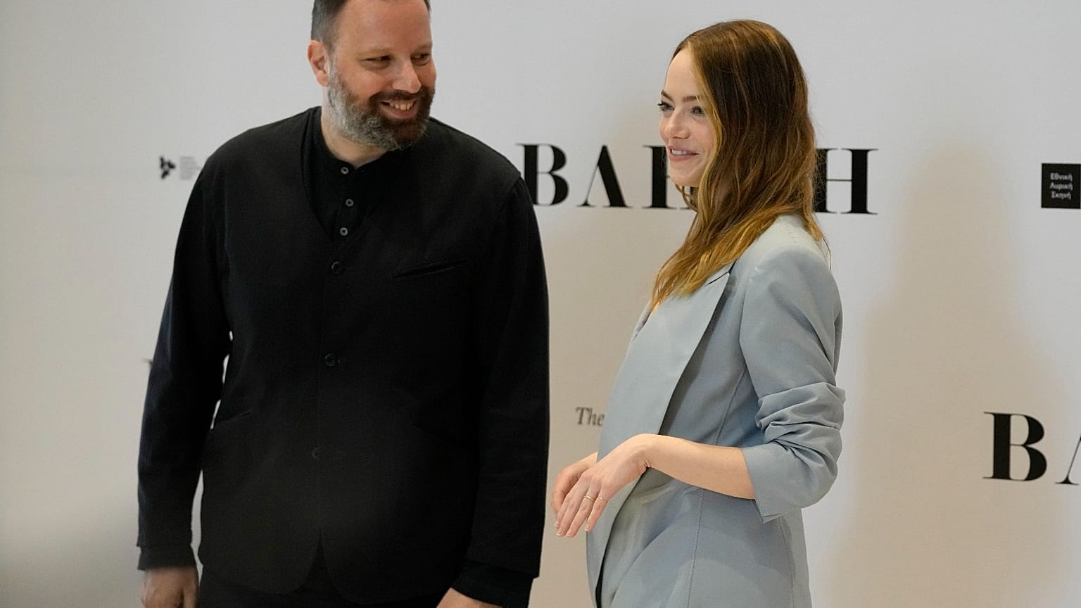 L'actrice Emma Stone et le réalisateur grec Yorgos Lanthimos avant la projection de "Bêlement" ("Bleat") à l'Opéra national de Grèce à Athènes, jeudi 5 mai 2022. 