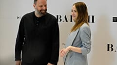 L'actrice Emma Stone et le réalisateur grec Yorgos Lanthimos avant la projection de "Bêlement" ("Bleat") à l'Opéra national de Grèce à Athènes, jeudi 5 mai 2022. 