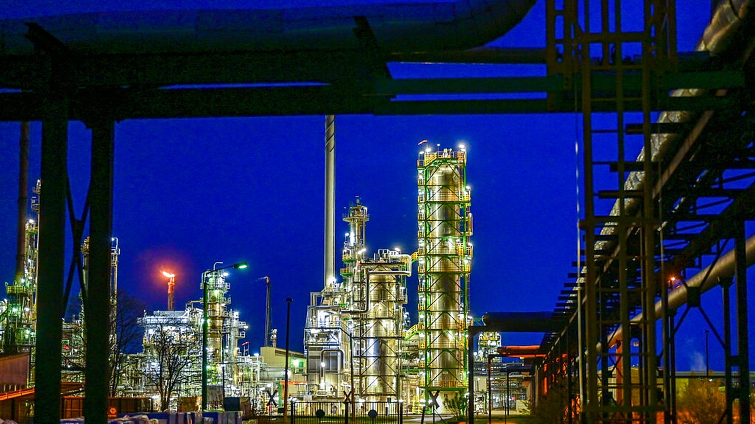 The facilities of the oil refinery on the industrial site of PCK-Raffinerie GmbH are illuminated in the evening in Schwedt, Germany, Wednesday, May 4, 2022