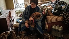 Eine ältere Frau mit ihrem Hund in ihrer zerstörten Wohnung in Kramatorsk, Ost-Ukraine. 5. Mai 2022,