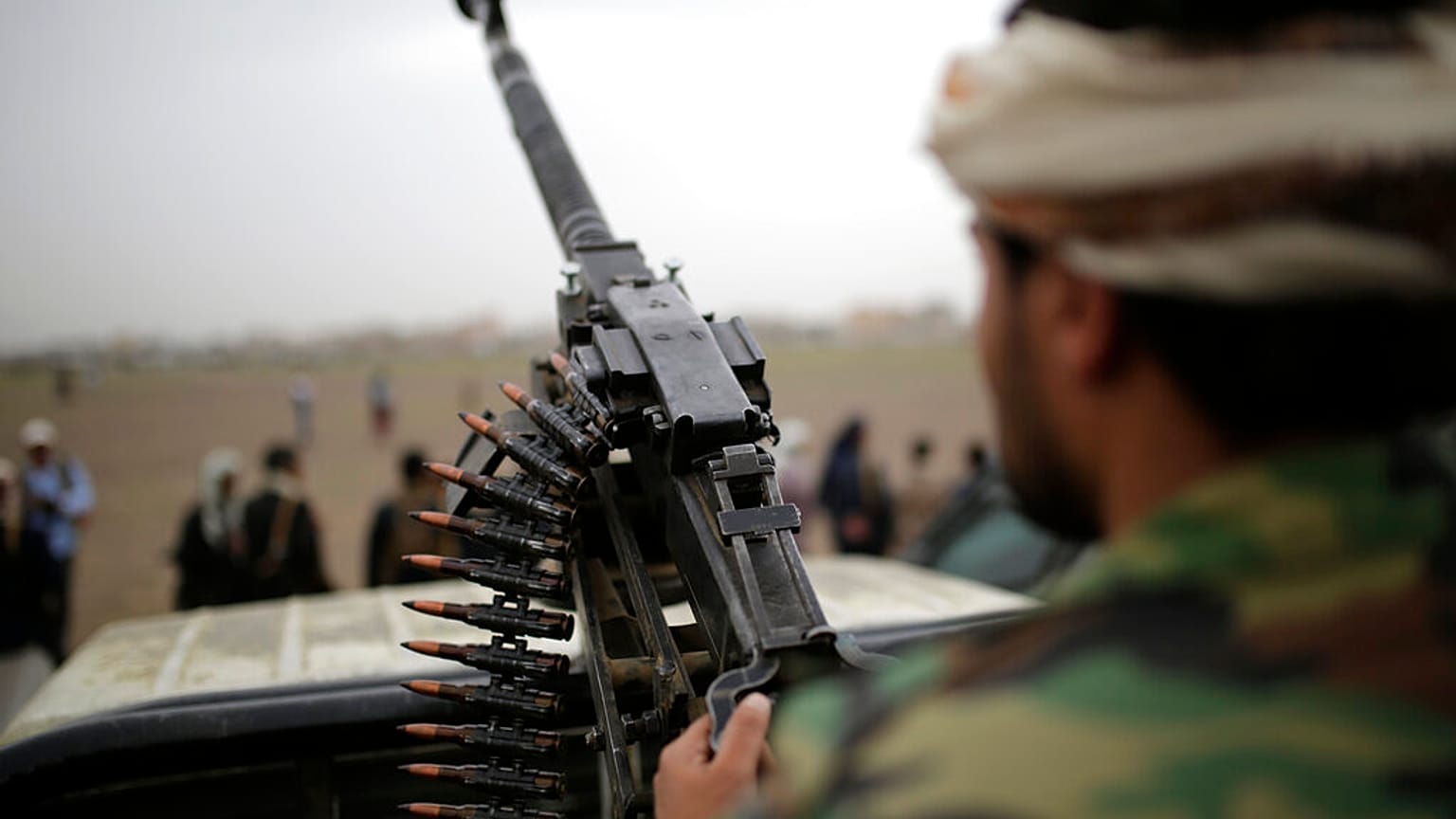 مقاتل حوثي يحمل سلاحًا خلال تجمع يهدف إلى حشد المزيد من المقاتلين للحوثيين في صنعاء، اليمن، في 1 أغسطس / آب 2019 