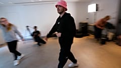 Markenzeichen des Frontmanns der Band "Kalush Orchestra" ist sein pinker Anglerhut