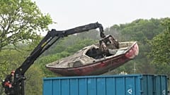 Une épave en train d'être embarquée par la société recycleurs breton, une des 26 agréées pour la destruction des bateaux de plaisance 