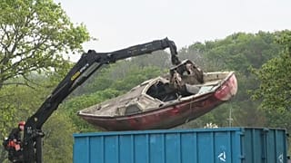 Une épave en train d'être embarquée par la société recycleurs breton, une des 26 agréées pour la destruction des bateaux de plaisance