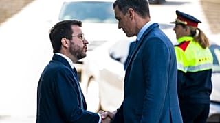 Pere Aragonès y Pedro Sánchez se saludan este viernes en Barcelona (España).