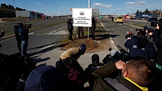 Αλλαγή πινακίδας ονομασίας της Βόρειας Μακεδονίας στα σύνορα με την Ελλάδα (φώτο αρχείου)