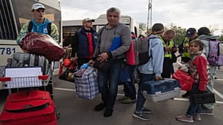نازحون بعد عبورهم مدينة ماريوبول الأوكرانية يصلون إلى مركز للنازحين في زابوريزهجيا ، أوكرانيا ، الثلاثاء 3 مايو 2022.