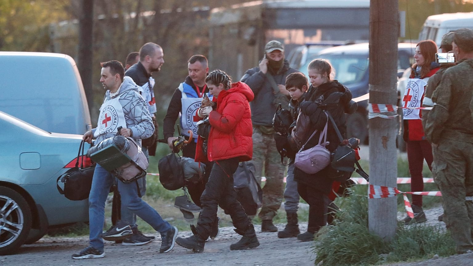 Femmes et enfants pris en charge après leur évacuation de l'usine Azovstal de Marioupol, le 6 mai 2022
