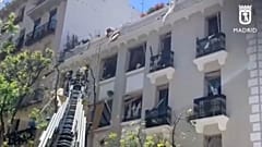 Los bomberos trabajando en el edificio de Madrid donde ha habido una explosión.