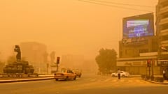 El centro de Bagdad (Irak) cubierto este sábado por la tormenta de arena.