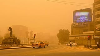 El centro de Bagdad (Irak) cubierto este sábado por la tormenta de arena.