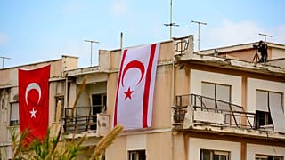 Η τουρκική και η σημαία του ψευδοκράτους σε εγκαταλελειμένο κτίριο στα Βαρώσια - φώτο αρχείου