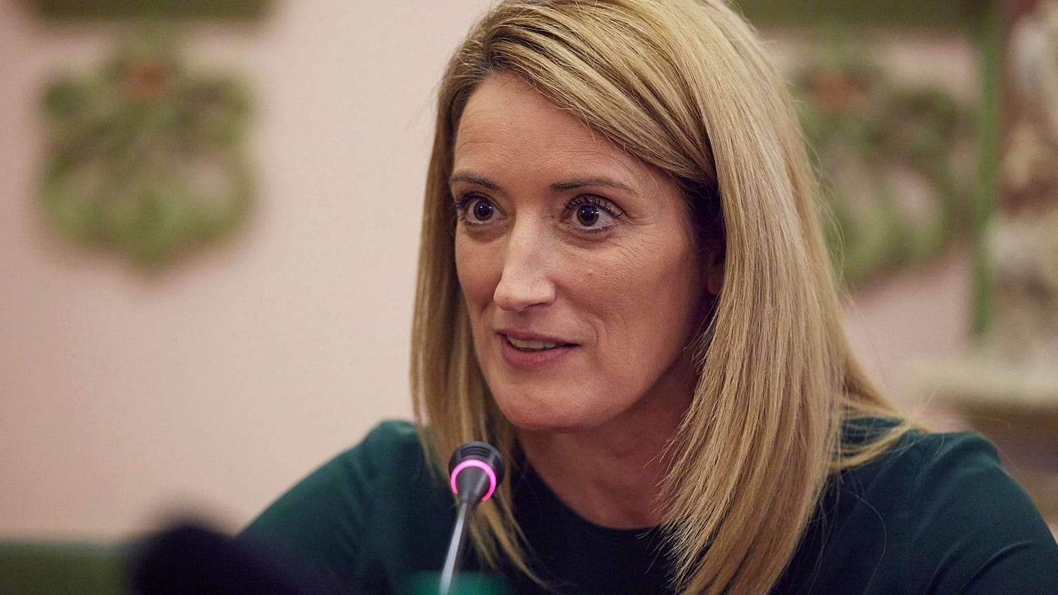 La présidente du Parlement européen Roberta Metsola lors de sa rencontre avec le président ukrainien à Kyiv, en Ukraine, vendredi 1er avril 2022. 