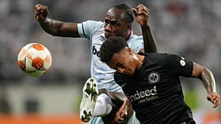 Michail Antonio, a West Ham és Tuta, az Eintracht Frankfurt játékosa (feketében) küzdelme a labdáért a frankfurti Európa-liga mérkőzésen.
