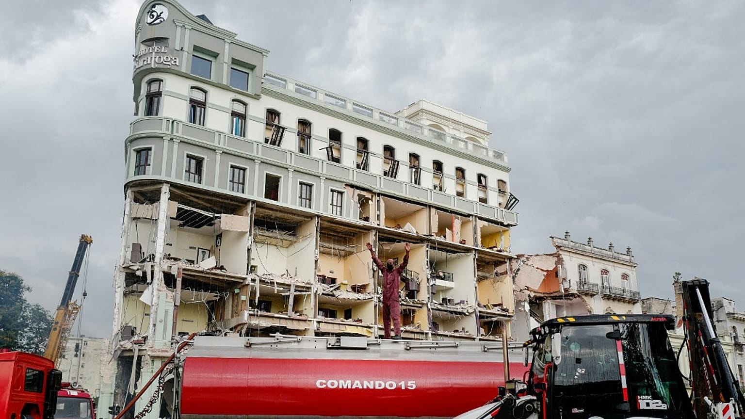 Operações de resgate junto ao hotel Saratoga, em Havana