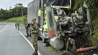 Veículo incendiado por membros do Clã do Golfo no norte da Colômbia