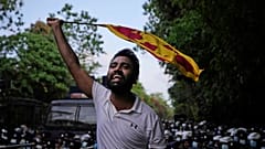 Demonstrant:innen in Sri Lanka fordern den Rücktritt der Regierung