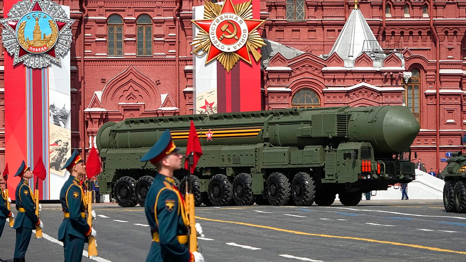 Ракетный комплекс  РС-24 "Ярс" на Красной площади во время репетиции Парада Победы. 7 мая, 2022 г.