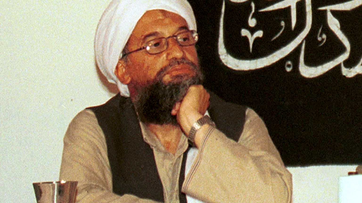 أيمن الظواهري يعقد مؤتمرا صحفيا مع أسامة بن لادن (لا يظهر) في خوست بأفغانستان. 2004/03/19