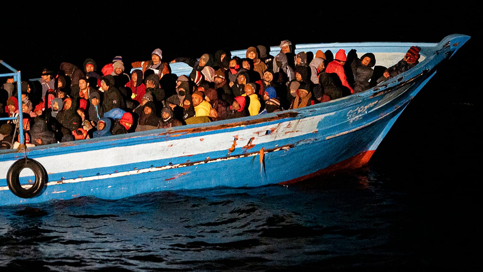 Barco com migrantes. -