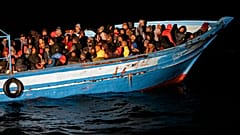 Füchtlinge auf einem Schiff im Mittelmeer (Symbolbild)