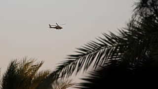 مروحية عسكرية مصرية من طراز أباتشي تراقب الموقع فوق مطار كبريت العسكري شمال السويس - مصر. 2015/10/31