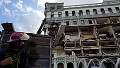 Des ouvriers enlèvent des débris du site de l'explosion meurtrière de vendredi qui a détruit l'hôtel Saratoga, à La Havane, Cuba, samedi 7 mai 2022.