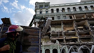 Des ouvriers enlèvent des débris du site de l'explosion meurtrière de vendredi qui a détruit l'hôtel Saratoga, à La Havane, Cuba, samedi 7 mai 2022.